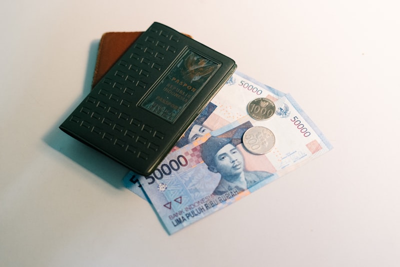 Billetes y pasaporte sobre una mesa